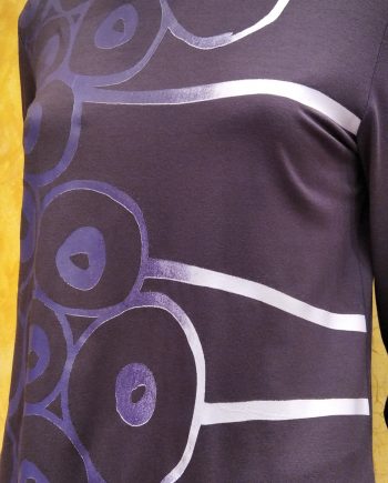 Camiseta Morada Cuello Cisne - Imagen 2