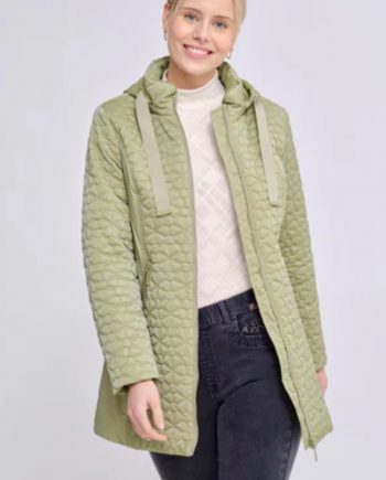 Parka verde claro con cuello desmontable.
