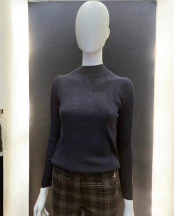 Suéter Negro con Cuello Perkins